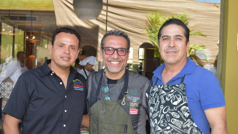 Luis Osuna junto a los dos ganadores del evento “Maestro Marisquero” Moisés Areizaga y Alex López.