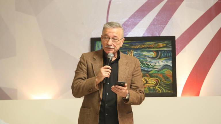 El escritor Marco Antonio Tirado, presentó su libro “Poesía Cruda”.