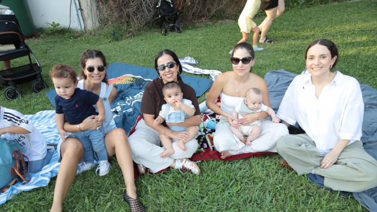 Laura Pérez con su pequeño Jerónimo Aun; Thalia Vargas y su pequeño Adrián Armas; Chelina Hernández y su pequeño Matias Hernádez y Olga Patrón. Laura Pérez con su pequeño Jerónimo Aun; Thalia Vargas y su pequeño Adrián Armas; Chelina Hernández y su pequeño Matias Hernádez y Olga Patrón.
