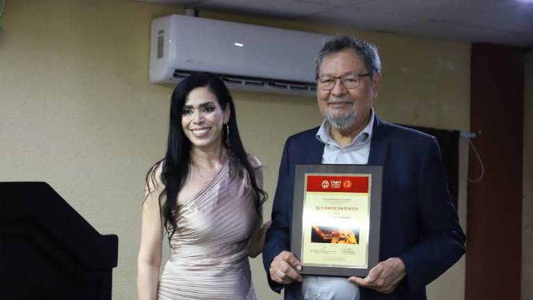 El escritor recibió el reconocimiento de manos de María de los Ángeles Llamas, la directora de la Unidad Regional Mazatlán de la UAdeO. El escritor recibió el reconocimiento de manos de María de los Ángeles Llamas, la directora de la Unidad Regional Mazatlán de la UAdeO.