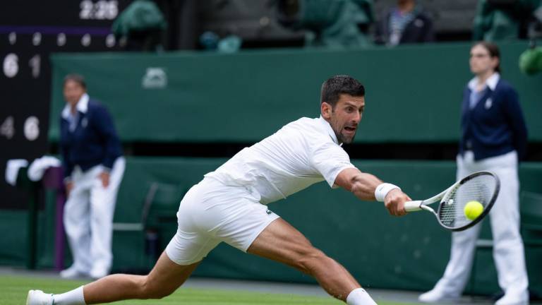 Novak Djokovic dio otro paso hacia el objetivo de llevarse el título en Wimbledon.