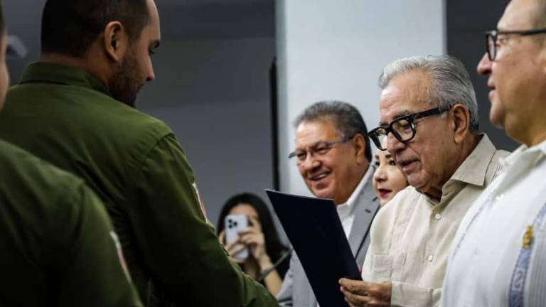 Entrega de nombramientos a nuevos agentes del Ministerio Público y peritos de la Fiscalía de Sinaloa. Entrega de nombramientos a nuevos agentes del Ministerio Público y peritos de la Fiscalía de Sinaloa.