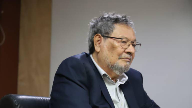 El escritor Élmer Mendoza consideró que mientras los adultos no lean, va a ser difícil que los jóvenes lo hagan. El escritor Élmer Mendoza consideró que mientras los adultos no lean, va a ser difícil que los jóvenes lo hagan.