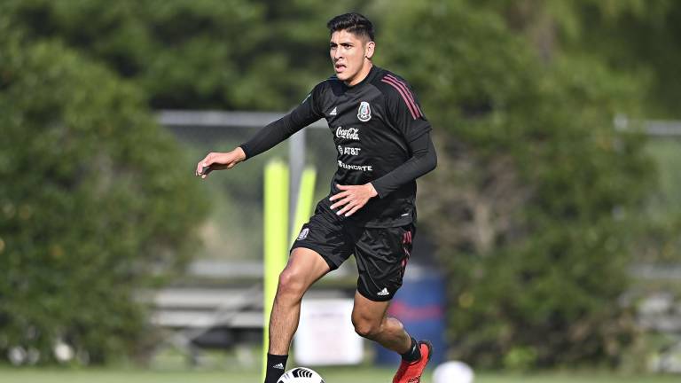 Edson Álvarez sufrió una molestia muscular durante el juego vs Honduras.