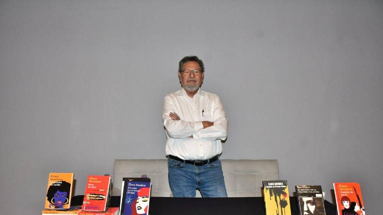 El escritor sinaloense Élmer Mendoza junto a sus obras lanzadas en un formato de bolsillo. El escritor sinaloense Élmer Mendoza junto a sus obras lanzadas en un formato de bolsillo.