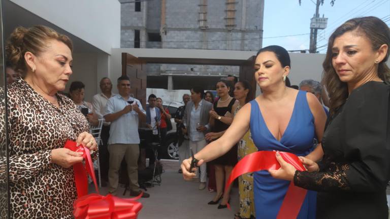 La licenciada Jéssica Páez Lizárraga al momento de cortar el listón de las oficinas de la Notaría Pública Número 235 que estará a su cargo.