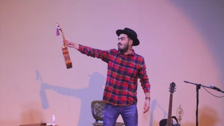Vestido con una camisa a cuadro en color rojo, un sombrero, en calcetines y acompañado de su guitarra, Manolo Díaz, protagonizó “Un muy largo ensayo para una canción con cuatro acordes”.