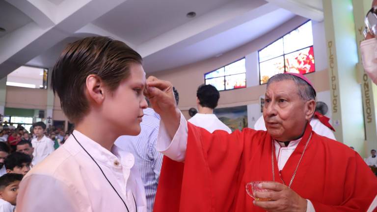Luis Manuel Rivera Osuna recibe el Santo Crisma en su frente de manos del Obispo Mario Espinosa Contreras.