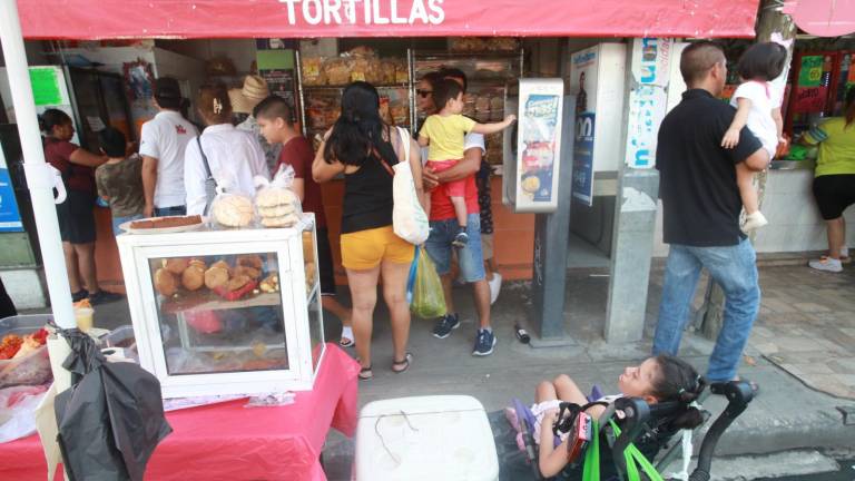 Karlita acompaña a su mamá Eloísa a vender tamales, camote, pan de plátano, empanadas de cajeta, entre otros productos en el Mercado de la Juárez para poder juntar dinero para su fiesta de 15 años.