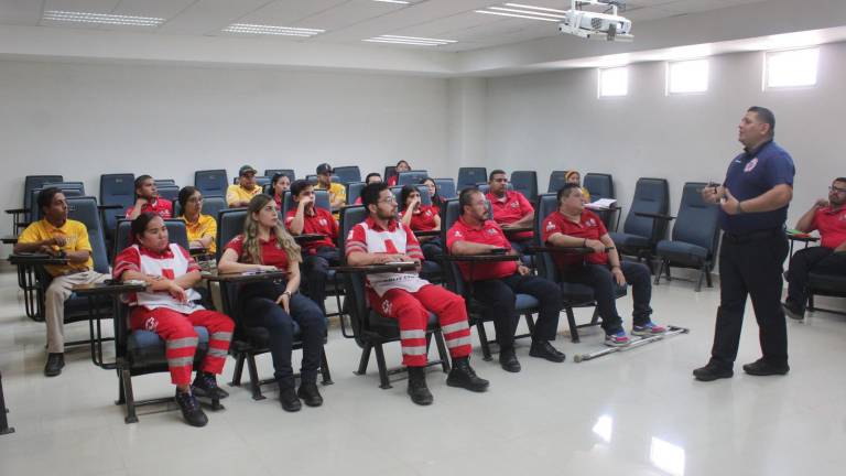 Saúl Robles, comandante de Bomberos Voluntarios de Mazatlán, imparte el curso de certificación a personal de Protección Civil Municipal, Estatal, Cruz Roja, y elementos de PC Escuinapa.