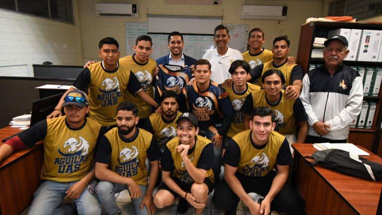 El equipo de la UAS posa con los uniformes con los que competirán en la Liga de Futbol de Segunda Fuerza Municipal.