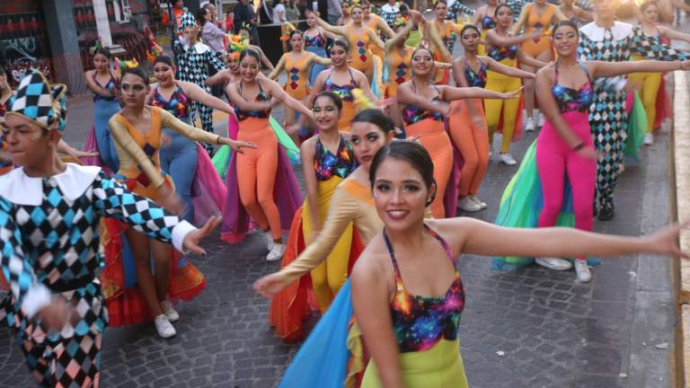 Las alegres comparsas le dieron colorido y alegría al recorrido de la segunda manifestación del Carnaval Internacional de Mazatlán 2023.