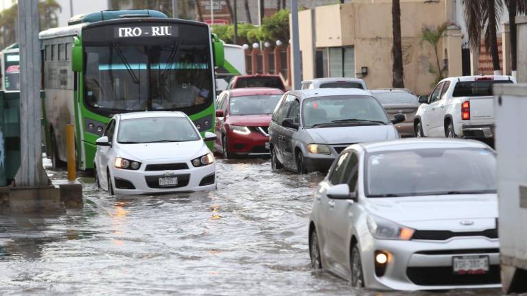 Por tormenta, cierran vialidades en Mazatlán tras presentar alto nivel de agua