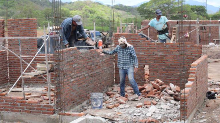 La construcción de viviendas en el centro de población para los comuneros de Santa María.