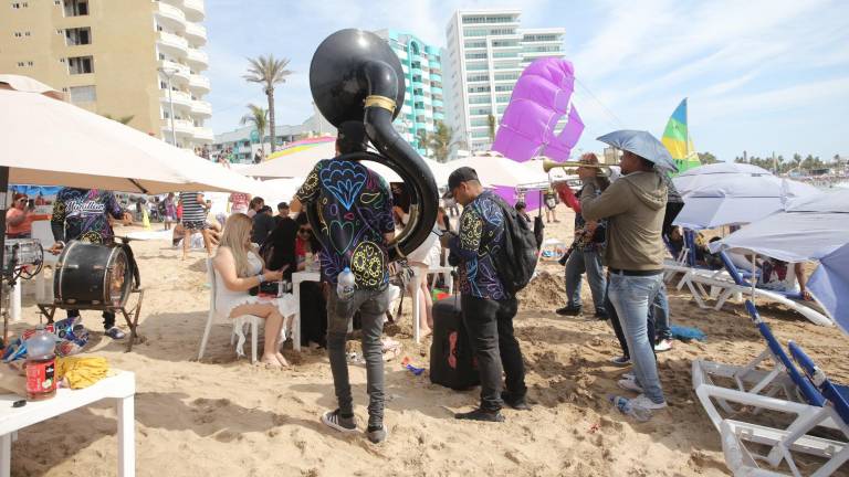 Durante Semana Santa, el tema de la bandas de música sinaloense en las playas generó polémica.