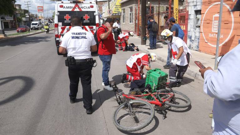 Camioneta derriba a ciclista y motociclista en retorno de Mazatlán
