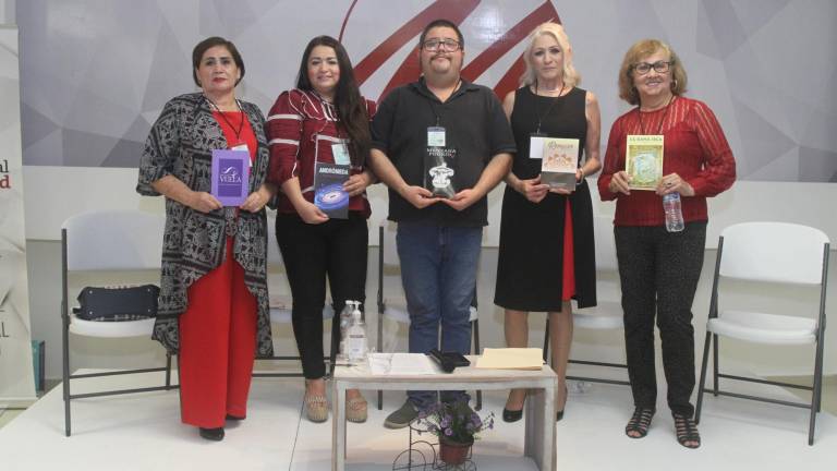 María Guadalupe Rojas Garay, Karina Castillo, Samuel Parra, Maru Enciso y Melly Peraza, con sus respectivos libros.