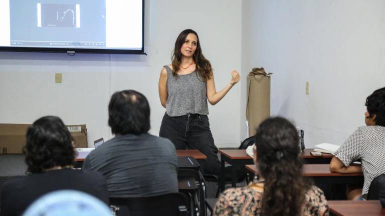 Brenda Castro inició el taller con estudiantes de artes visuales. Brenda Castro inició el taller con estudiantes de artes visuales.