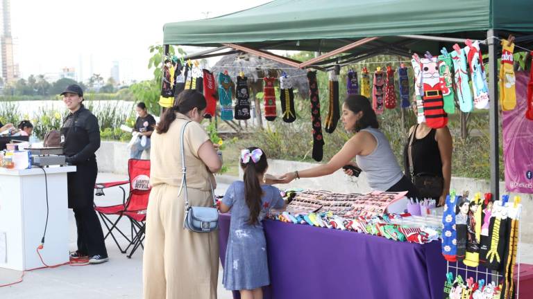 Jóvenes emprendedores exhibieron sus productos este sábado durante el Mercadito Emprendedor en el Parque Central de Mazatlán. Jóvenes emprendedores exhibieron sus productos este sábado durante el Mercadito Emprendedor en el Parque Central de Mazatlán.