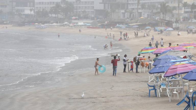 Amanecen las playas de Mazatlán con oleaje normal pese a pronóstico de mar de fondo