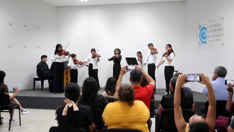 Alumnos de viola de la Escuela Superior de Música muestran su talento a sus familias.