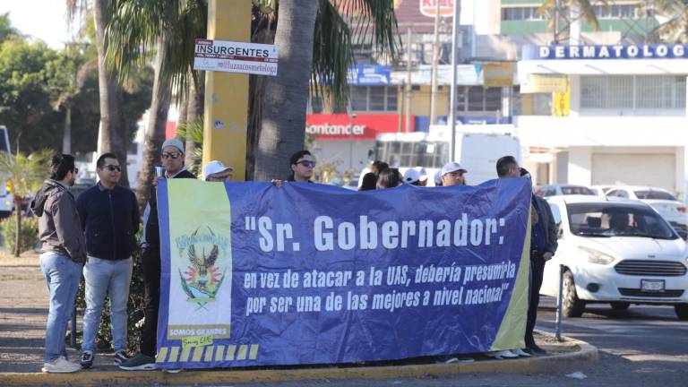 Personal de la UAS sale a manifestarse en cruceros de Mazatlán.