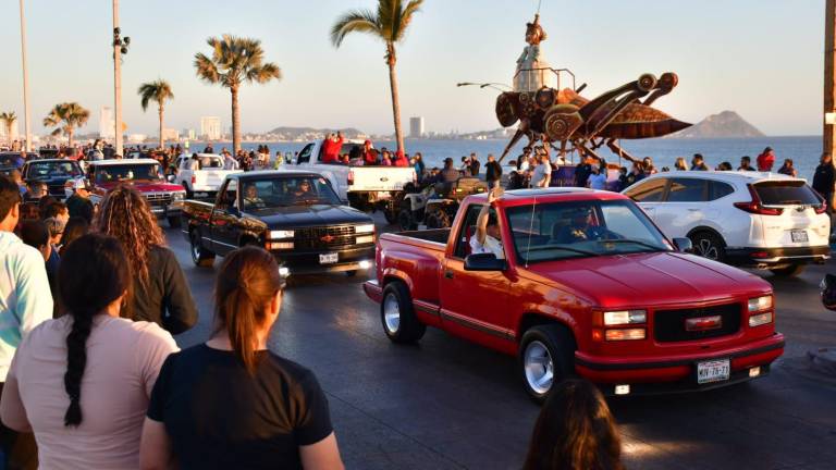Semana de la Troca: Cientos de camionetas recorren el malecón de Mazatlán