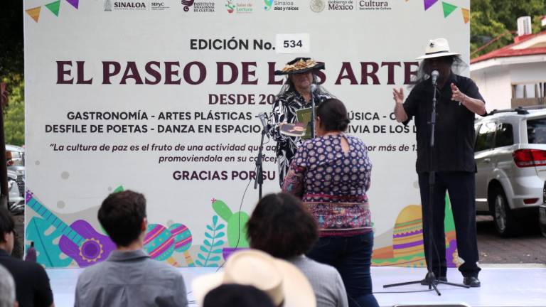 Música, poesía, altares y gastronomía disfrutaron en el Paseo de las Artes. Música, poesía, altares y gastronomía disfrutaron en el Paseo de las Artes.