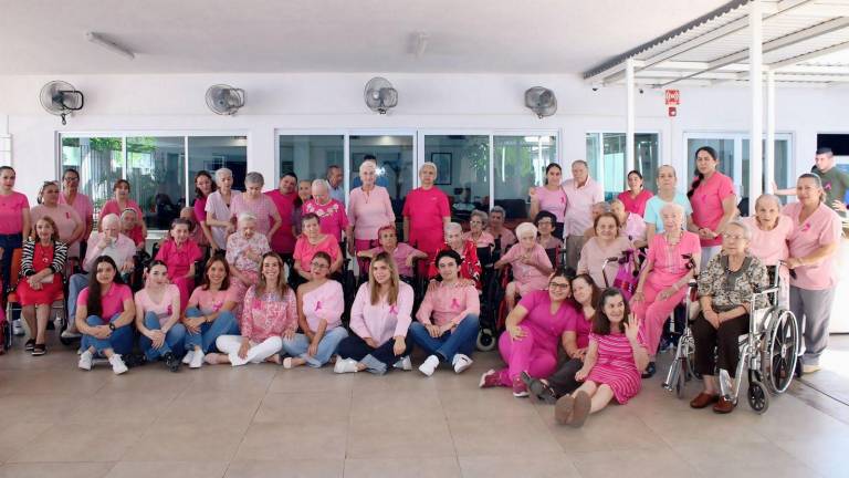 Colaboradoras y residentes de Casa del Carmen se suman al Día Rosa. Colaboradoras y residentes de Casa del Carmen se suman al Día Rosa.
