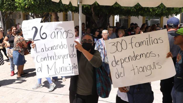 Más de 100 tianguistas se manifestaron en el patio del Ayuntamiento de Mazatlán
