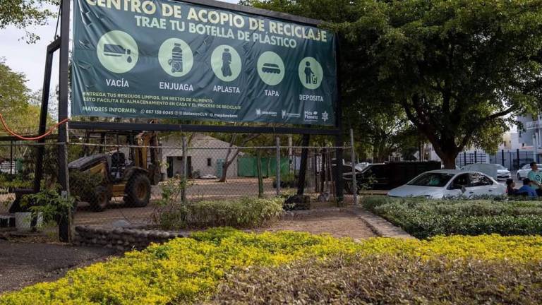 El centro de acopio instalado en el vivero del Jardín Botánico Culiacán recibe botellas de plástico para su reciclaje.