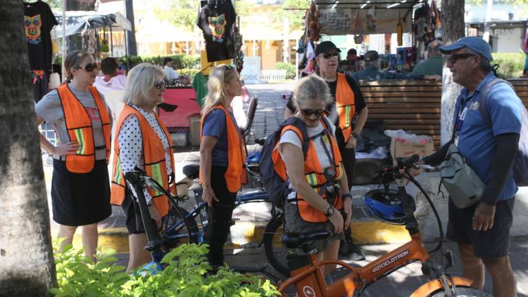 El arribo del crucero Royal Princess trajo consigo más de 4 mil pasajeros y tripulantes a bordo y permaneció durante aproximadamente 10 horas. El arribo del crucero Royal Princess trajo consigo más de 4 mil pasajeros y tripulantes a bordo y permaneció durante aproximadamente 10 horas.