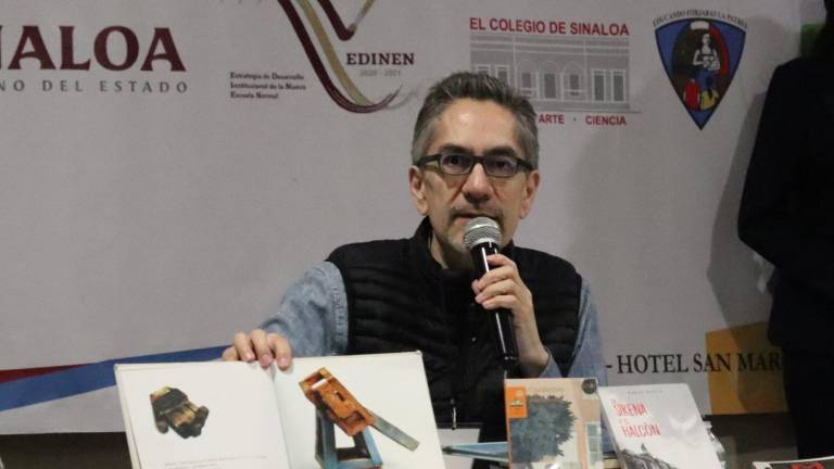 El escritor José Andrés Acosta Cuevas participa con los asistentes al Cuarto Encuentro Leer y Escribir para Formar,