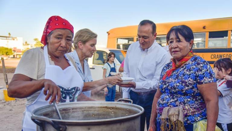 Cocineras tradicionales prepararon y sirvieron platillos Yoreme Mayo durante el encuentro en el Jardín Etnobiológico en Los Mochis. Cocineras tradicionales prepararon y sirvieron platillos Yoreme Mayo durante el encuentro en el Jardín Etnobiológico en Los Mochis.
