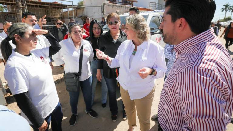 Eneyda Rocha Ruiz, presidenta del Sistema DIF Sinaloa, encabeza la brigada de atención para las familias de jornaleros.