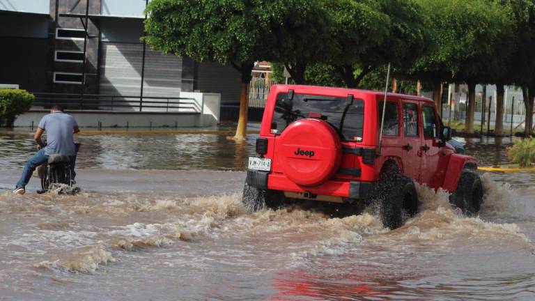 Lluvia madrugadora deja calles inundadas en Guasave