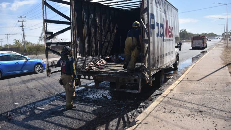 Se incendia camioneta en Culiacán; avanza casi 100 metros con el fuego