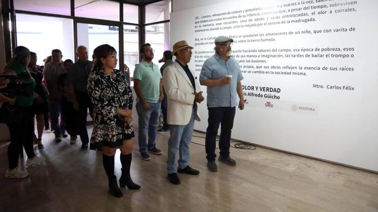 El artista navolatense Luis Alfredo Güicho guió el recorrido por la exposición.
