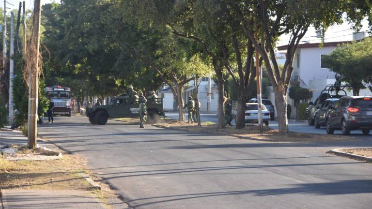 Personsl del Ejército y de la Guardia Nacional realizan un operativo en Culiacán.