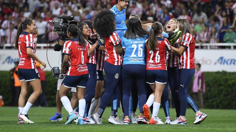 La guardameta sinaloense Blanca Félix fue felicitada por todas sus compañeras al terminar siendo la figura del campeonato.