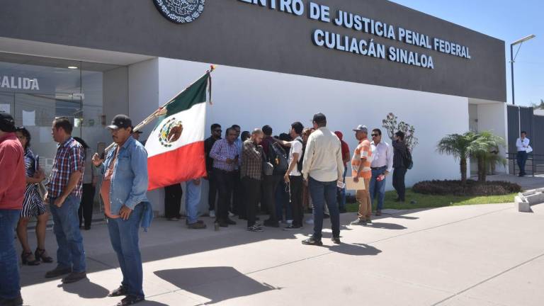 Agricultores esperan la audiencia de Baltazar Valdez Armentía, detenido el miércoles en Chihuahua.