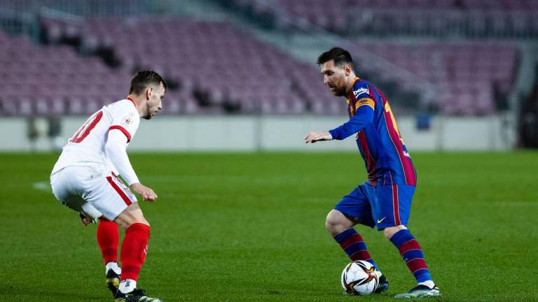 Lionel Messi conduce el balón.