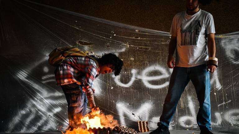 Durante la protesta en Palacio de Gobierno, estudiantes lanzaron huevos, quemaron libros y mostraron consignas en contra del Rector Jesús Madueña Molina. Durante la protesta en Palacio de Gobierno, estudiantes lanzaron huevos, quemaron libros y mostraron consignas en contra del Rector Jesús Madueña Molina.