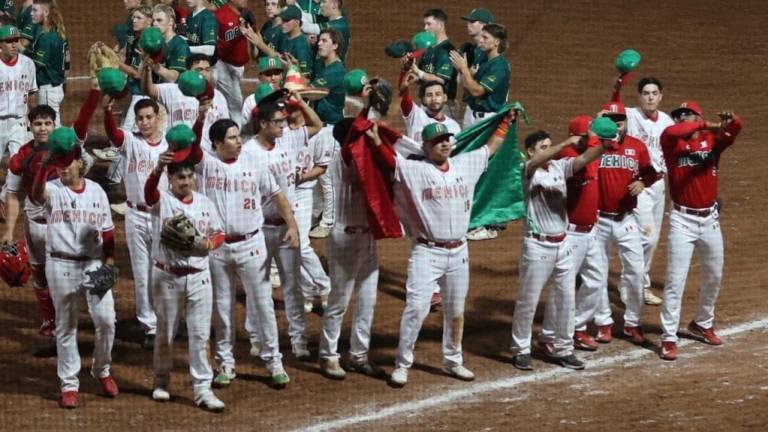 Los softbolistas mexicanos celebran luego de superar a Australia en Hermosillo.