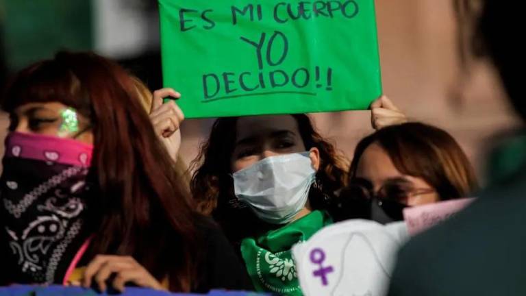Cientos de mujeres en Jalisco salen a las calles para marchar en pro de la despenalización del aborto.