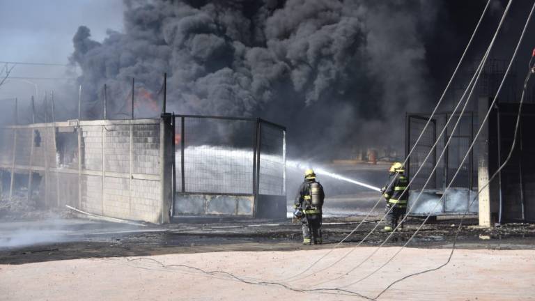 Continúan controlando incendio en Culiacán; abren parte de la circulación