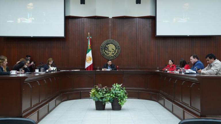 En el Congreso de Sinaloa revisan una iniciativa para castigar que se obligue a firmar hojas en blanco.