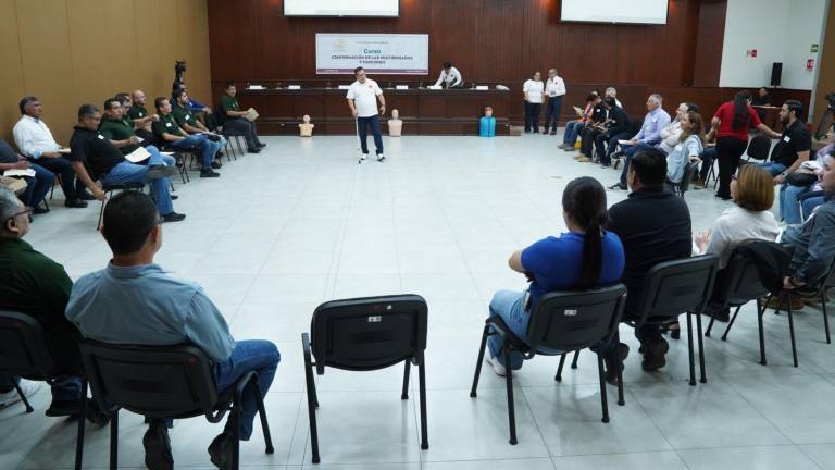 Personal del Congreso de Sinaloa recibe capacitación para la instalación de su unidad de Protección Civil.