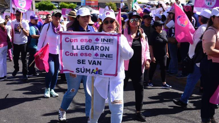 Miles de personas salieron por las calles de Culiacán para defender los valores democráticos de México.