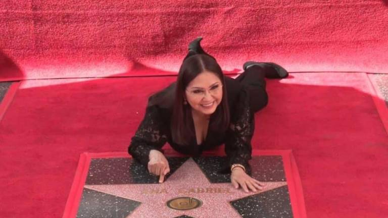 La sinaloense Ana Gabriel recibe su estrella en el paseo de la fama en Hollywood.